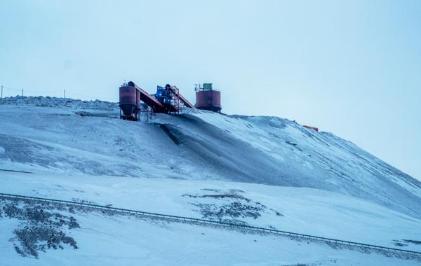 Frp vil fortsette kullgruvedriften på Svalbard. Bildet viser gruve 7 og er tatt tidligere i år da statsministeren besøkte gruven. Foto: Ole Berg-Rusten / NTB