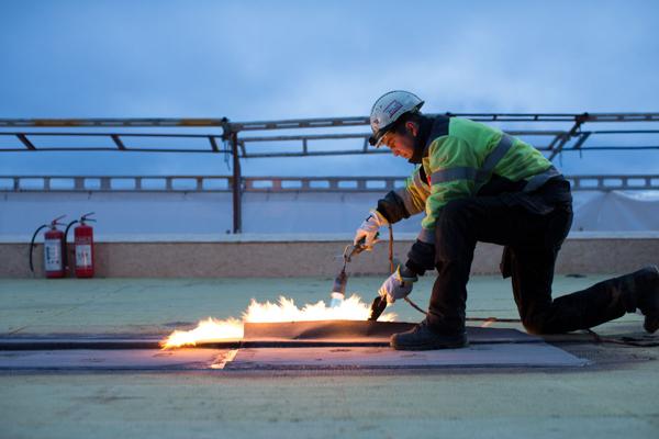 Sikkerhetsforskriften definerer varme arbeider som bruk av åpen og skjult flamme, varmlufts-, sveise-, skjære- og slipeutstyr. Foto: Takentreprenørenes