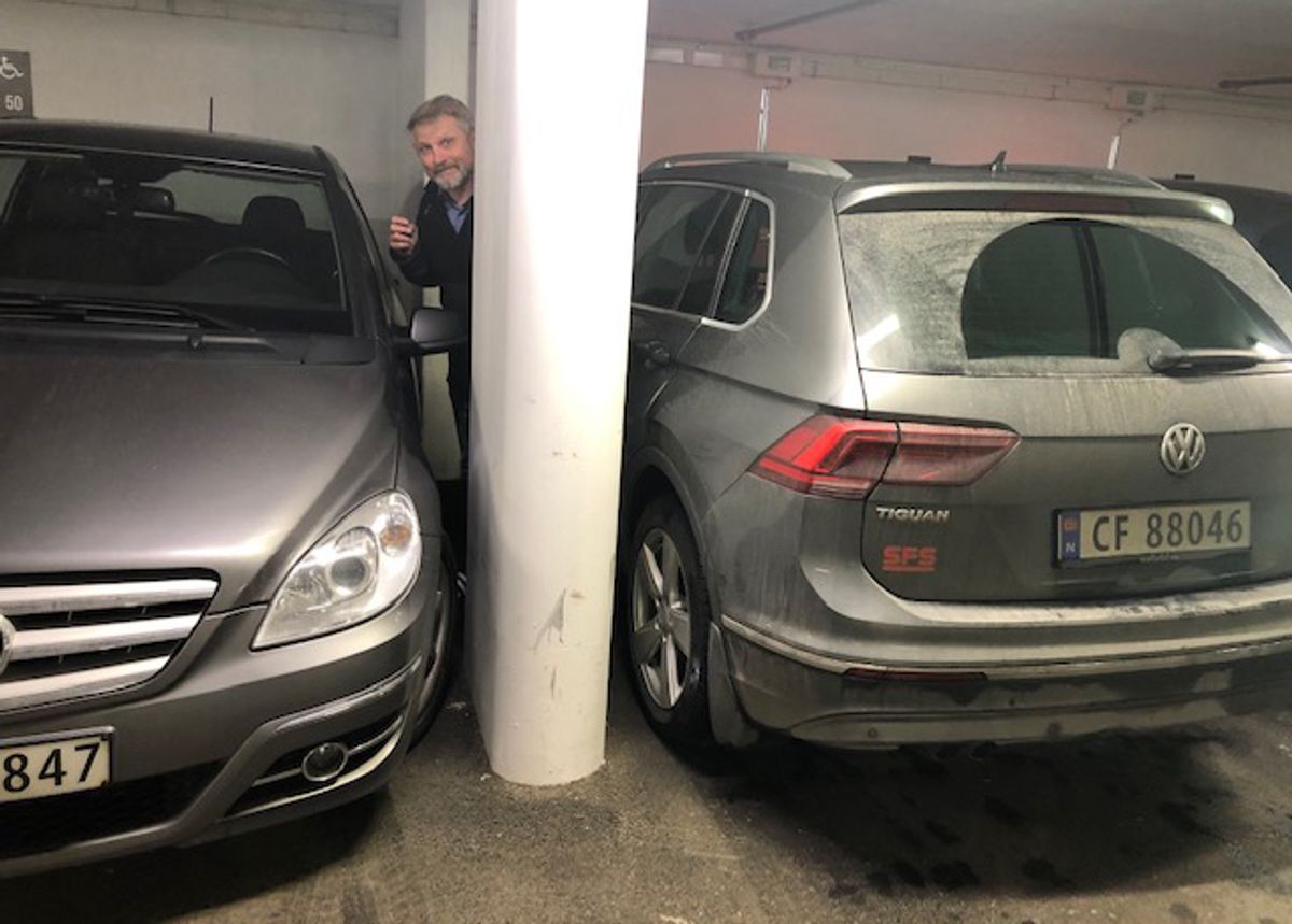 SINTEF anbefaler å øke bredden på parkeringsplasser fra 2,5 til 2,6 meter. Foto: Øivind Sæther