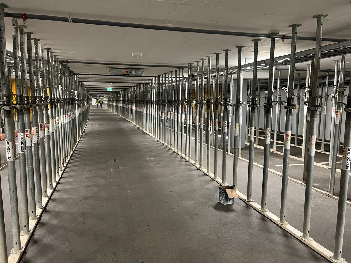 5.600 støtter i garasjeanlegget utgjør midlertidig sikring av prosjektet. Foto: Kristoffer Gregersen / Selvaag Bolig