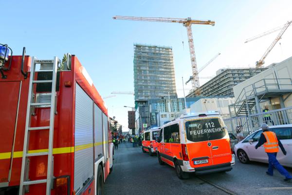Minst fire arbeidere omkom i Hamburg da et stillas inne i en heissjakt kollapset mandag morgen. Foto: Bodo Marks/ dpa via AP / NTB