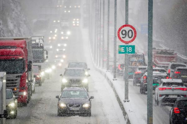 Årets første snøfall skapte kaos i trafikken på Østlandet mandag morgen. Foto: Ole Berg-Rusten / NTB