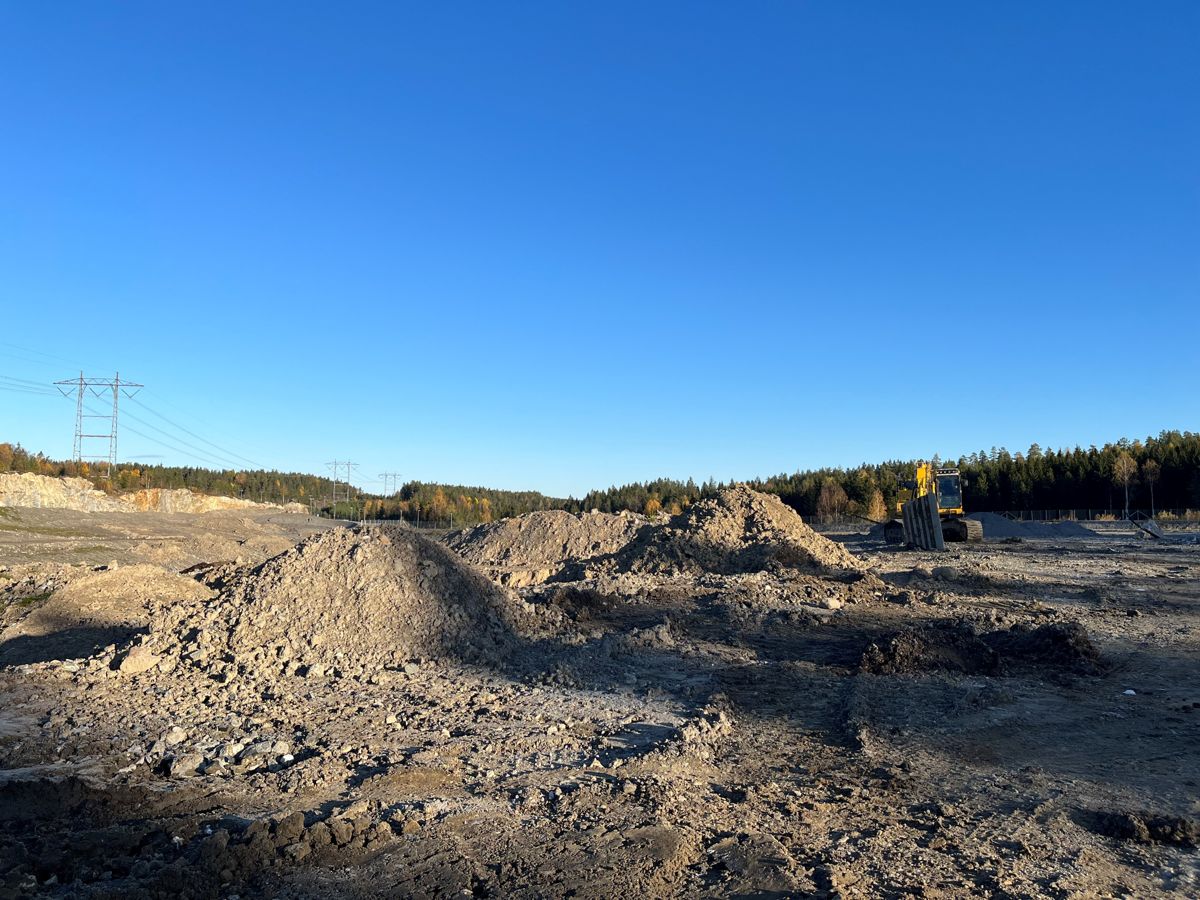 TBM-masser med uran og sulfat er blant annet lagt ut i Assurdalen ved Langhus i Nordre Follo kommune. Nå har Bane Nor fått prøveresultater. Arkivfoto: Frode Aga