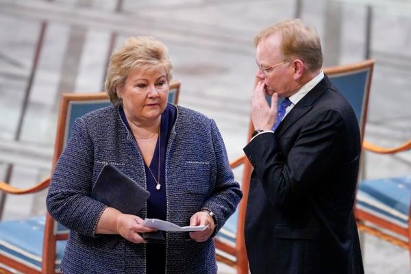 Høyre-leder Erna Solberg og ektemannen Sindre Finnes før utdelingen av Nobels fredspris for 2022 i Oslo rådhus. Foto: Rodrigo Freitas / NTB