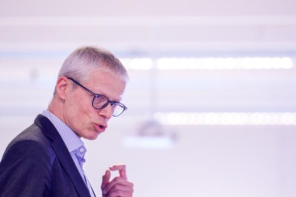 Sammenlignet med oktober i fjor er det 8700 flere personer som er registrert som helt ledige hos Nav, forteller arbeids- og velferdsdirektør Hans Christian Holte. Foto: Javad Parsa / NTB