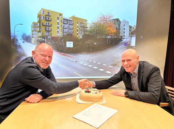 F.v. Direktør Morten Borge i PBBL og administrerende direktør Roger Dreyer i HRL. foran en illustasjon av hvordan prosjektet på St. Joseph i Porsgrunn vil bli. Foto: HRL