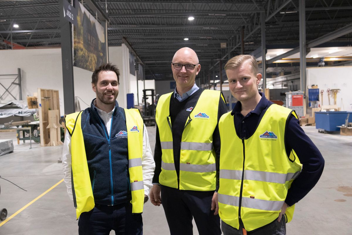 Fra venstre fabrikksjef Thomas Iversen, administrerende direktør Audun Skattebo og eiendoms- og prosjektsjef Andreas Haverstad. Foto: Ingvill Hafver