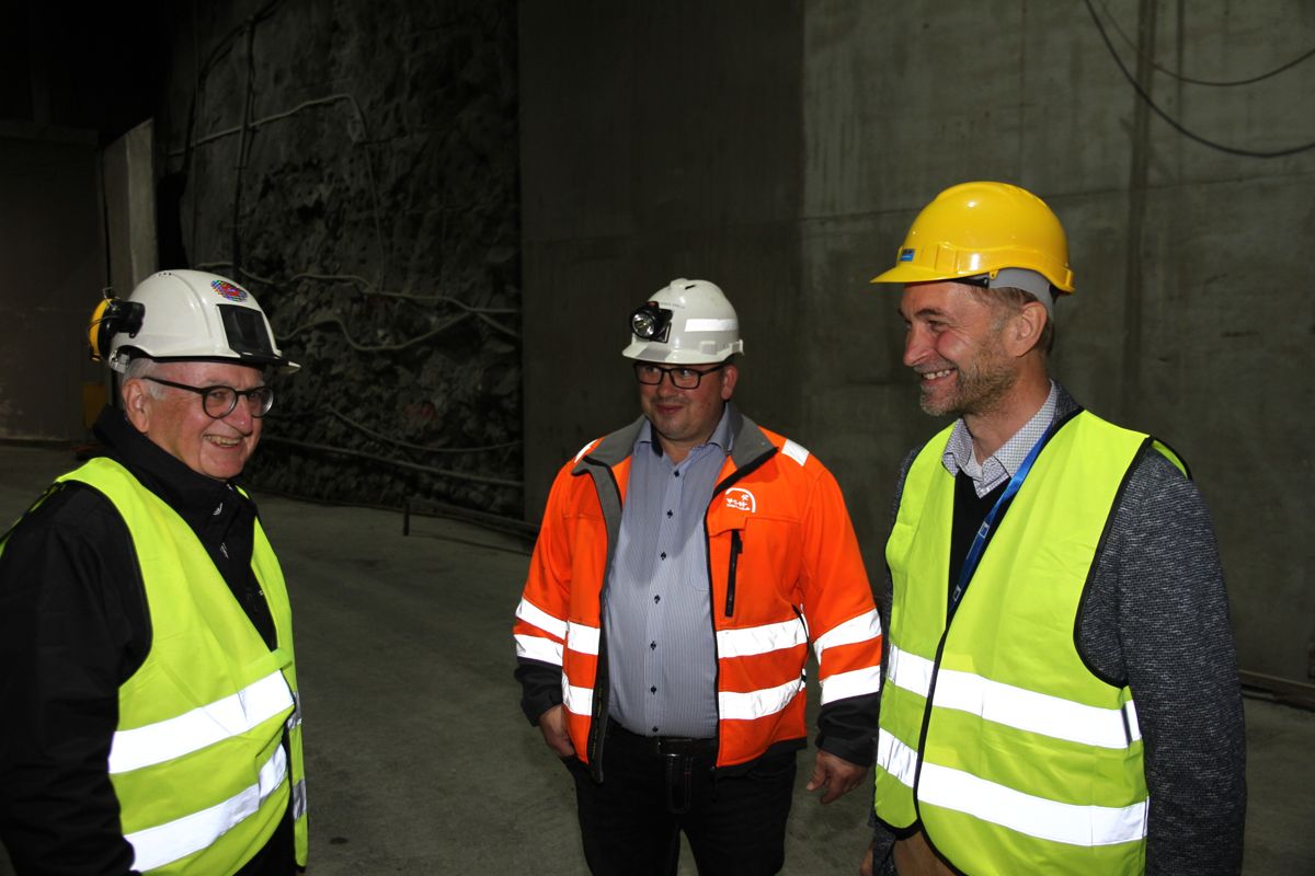 Administrerende direktør Michael Kompatscher i Hagerbach Testtunnel (til høyre) og direktør for innovasjon og trening, Erich Lassnig (i midten), har mye å prate med den norske tunneleksperten Tom Melbye om.