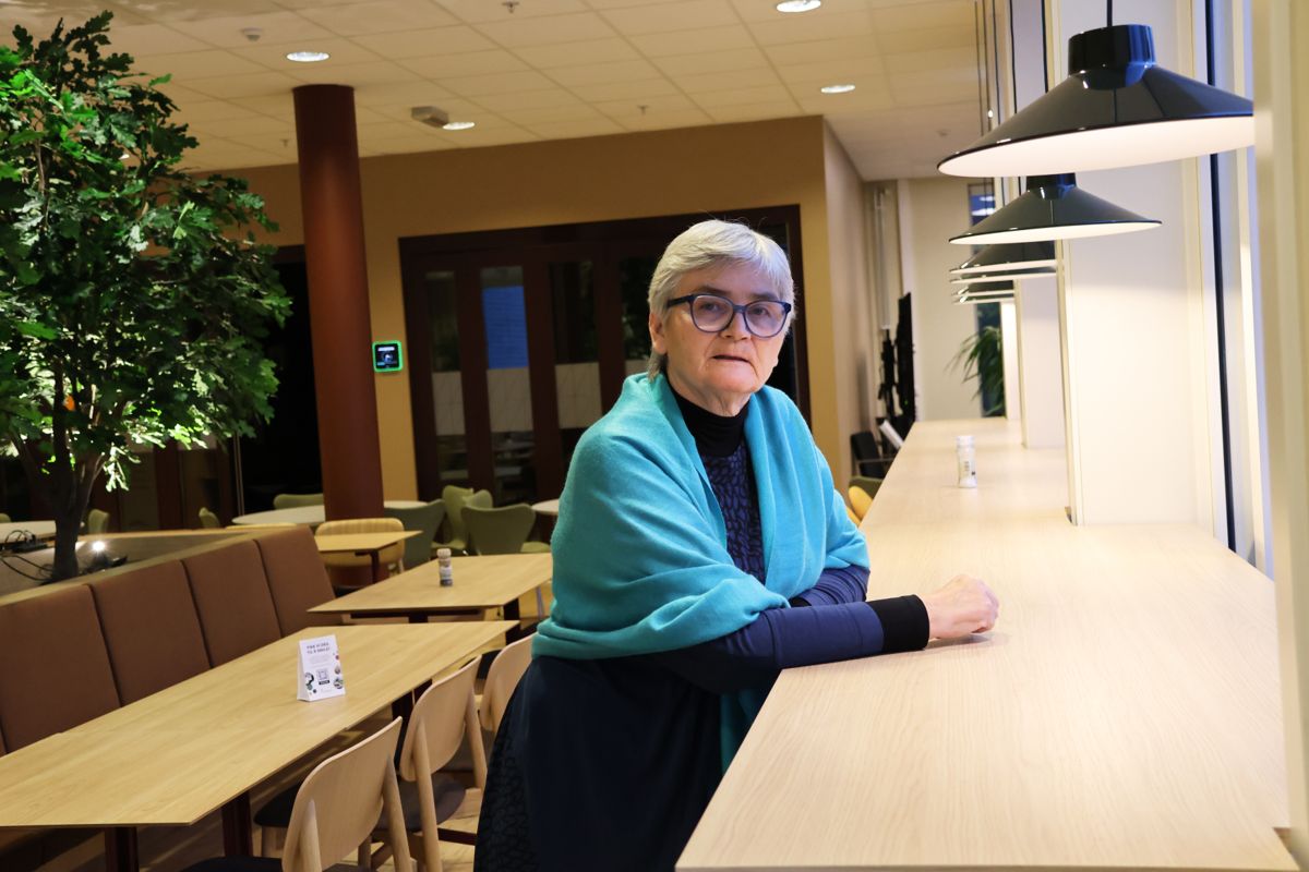 Elisabeth Schjølberg er i dag seniorrådgiver i Multiconsult. I kantina på hovedkontoret er det stille og rolig en fredag ettermiddag. Foto: Ingvill Hafver