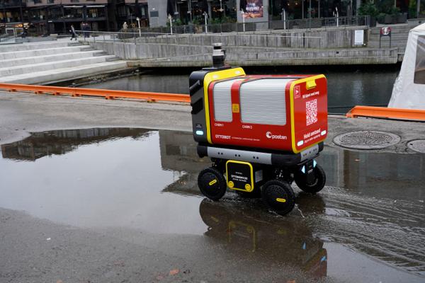 Posten Norge AS tester ut en selvkjørende roboter på Aker brygge. Automatiserte kjøretøy, som fortausroboter, kan være framtiden for varelevering, ifølge TØI, men veien dit er fortsatt lang. Illustrasjonsfoto: Terje Bendiksby / NTB
