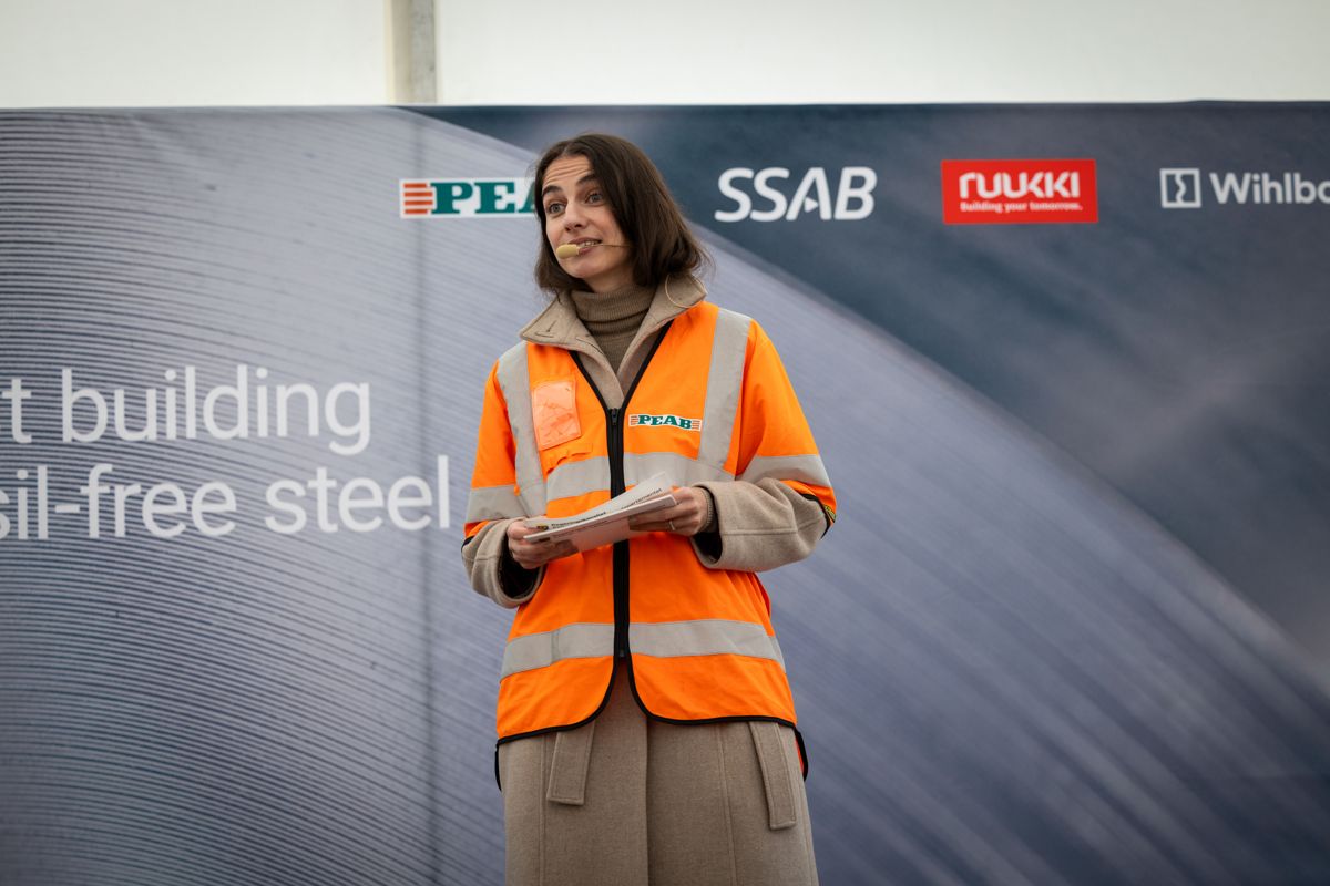 Sveriges miljøvernminister Romina Pourmokhtari var med på presentasjonen av verdens første fossilfrie bygg med fossilfritt stål. Foto: Martin Källqvist / Ruukki