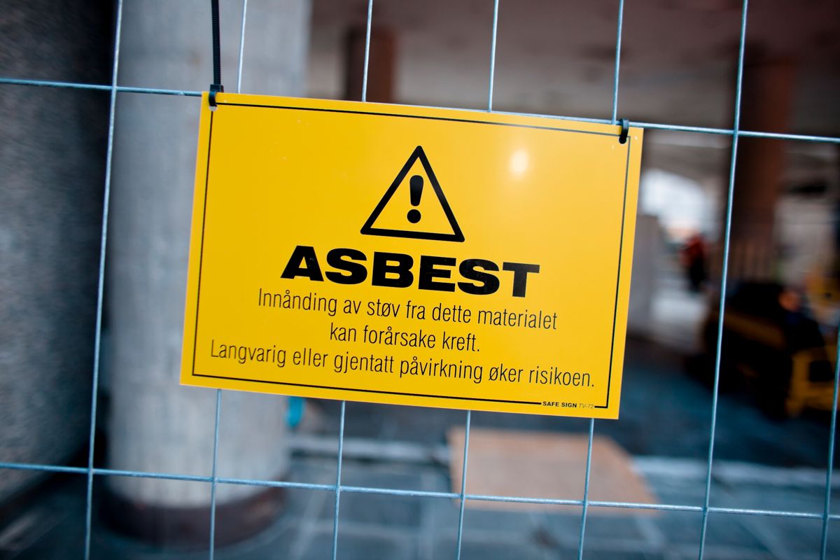 Illustrasjonsfoto varselskilt om asbest-støv. Foto: Krister Sørbø / NTB