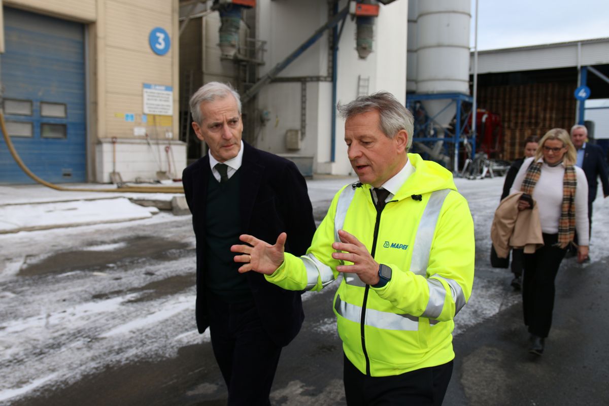 Trond Hagerud, administrerende direktør for Mapei i Norden og Baltikum, tok med statsminister Jonas Gahr Støre på en omvisning på Mapei sitt anlegg på Sagstua i Nord-Odal kommune.