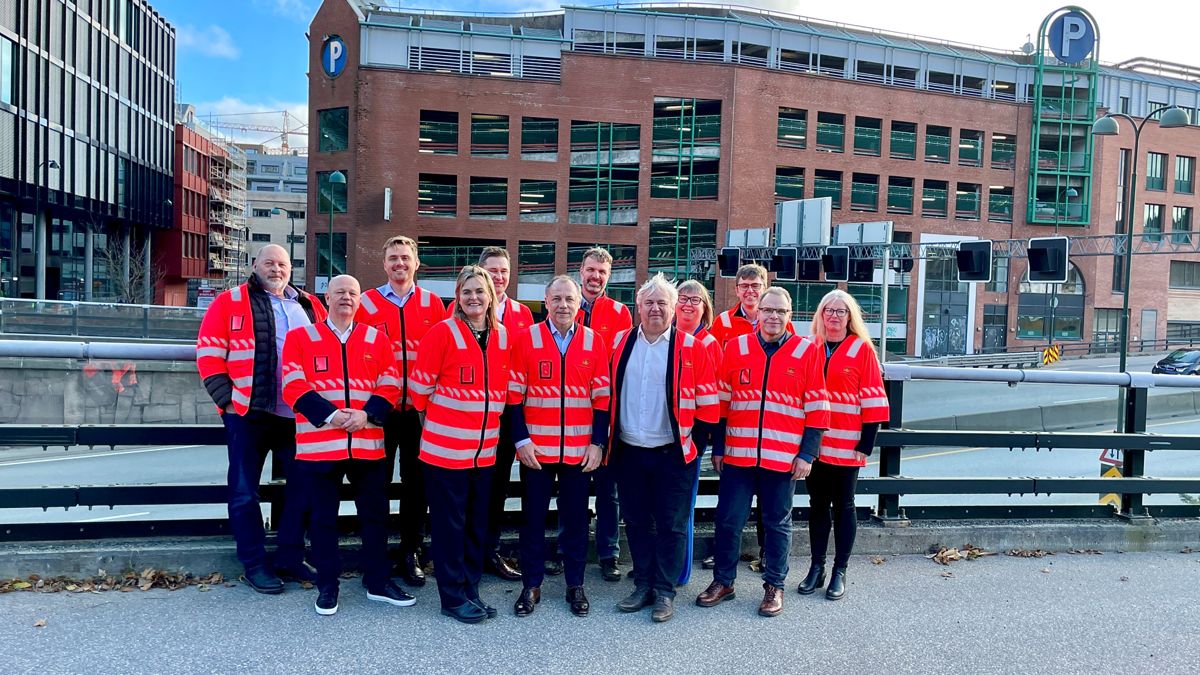 Bak fra venstre: Roy Lund, Eiffage Norge, Hans Christian Loland, Repstad Anlegg, Bernt Olav Holen, Repstad Anlegg, Rune Galteland, hovedbyggeleder, Statens vegvesen, Ingunn Foss, prosjektdirektør, Statens Vegvesen, Trygve Håland, prosjekteringsleder Statens vegvesen, Gunn Brungot, Rambøll Norge. Foran fra venstre: Bjørn Inge Rundtom, Rambøll Norge, statssekretær Cecilie Knibe Kroglund (Ap), Vincent Papait, daglig leder Eiffage Norge, Kjell Inge Davik, direktør for divisjon Utbygging i Statens vegvesen og Jan Helge Egeland, prosjektleder E18/E39 Gartnerløkka-Kolsdalen. Foto: Statens vegvesen