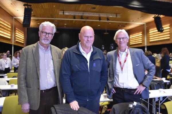 Albert Hæhre (i midten) sammen med Jon Sandnes og Knut Aaneland i IA-bransjeprogram for bygg og anlegg under HMS-konferansen denne uken.