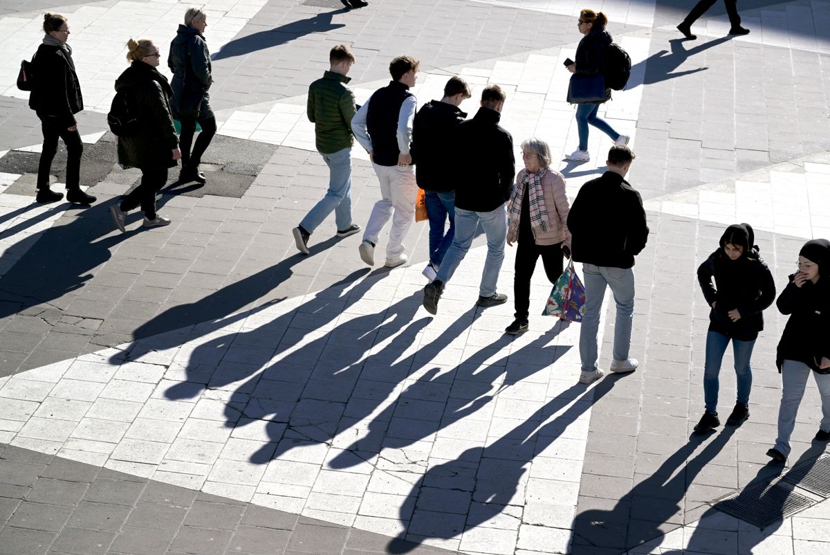 Mennesker fotografert på Sergels torg i sentrum av Stockholm. Det statseide boliglånsselskapet SBAB tror svenskene snart kan se fram til et rentekutt. Illustrasjonsfoto: Janerik Henriksson / TT / NTB
