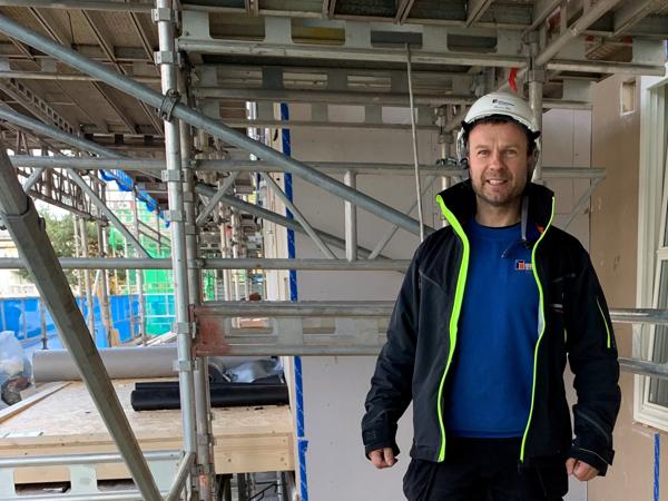 Etter å ha jobbet som ufaglært tømrer i en årrekke har Marcin Mej (43) omsider tatt svennebrevet. FOTO: Privat
