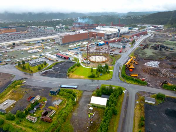 Batteriselskapet Freyr skulle bygge to store fabrikker i Mo i Rana. Nå kutter de 78 ansatte i Norge. Drone Foto: Gorm Kallestad / NTB