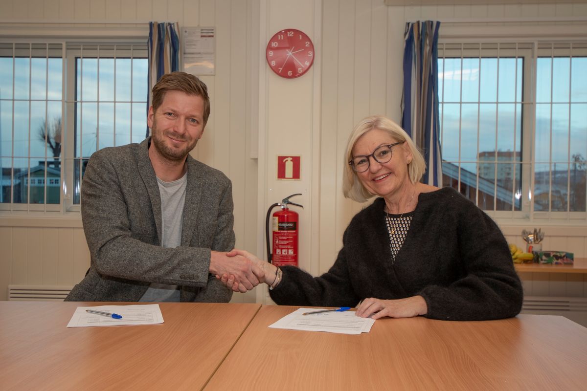 Administrerende direktør Eli Grimsby i Oslobygg og daglig leder Reidar Wulfsberg i Vedal Entreprenør signerte om veien videre for totalrehabiliteringen av Sophies Minde i Oslo.