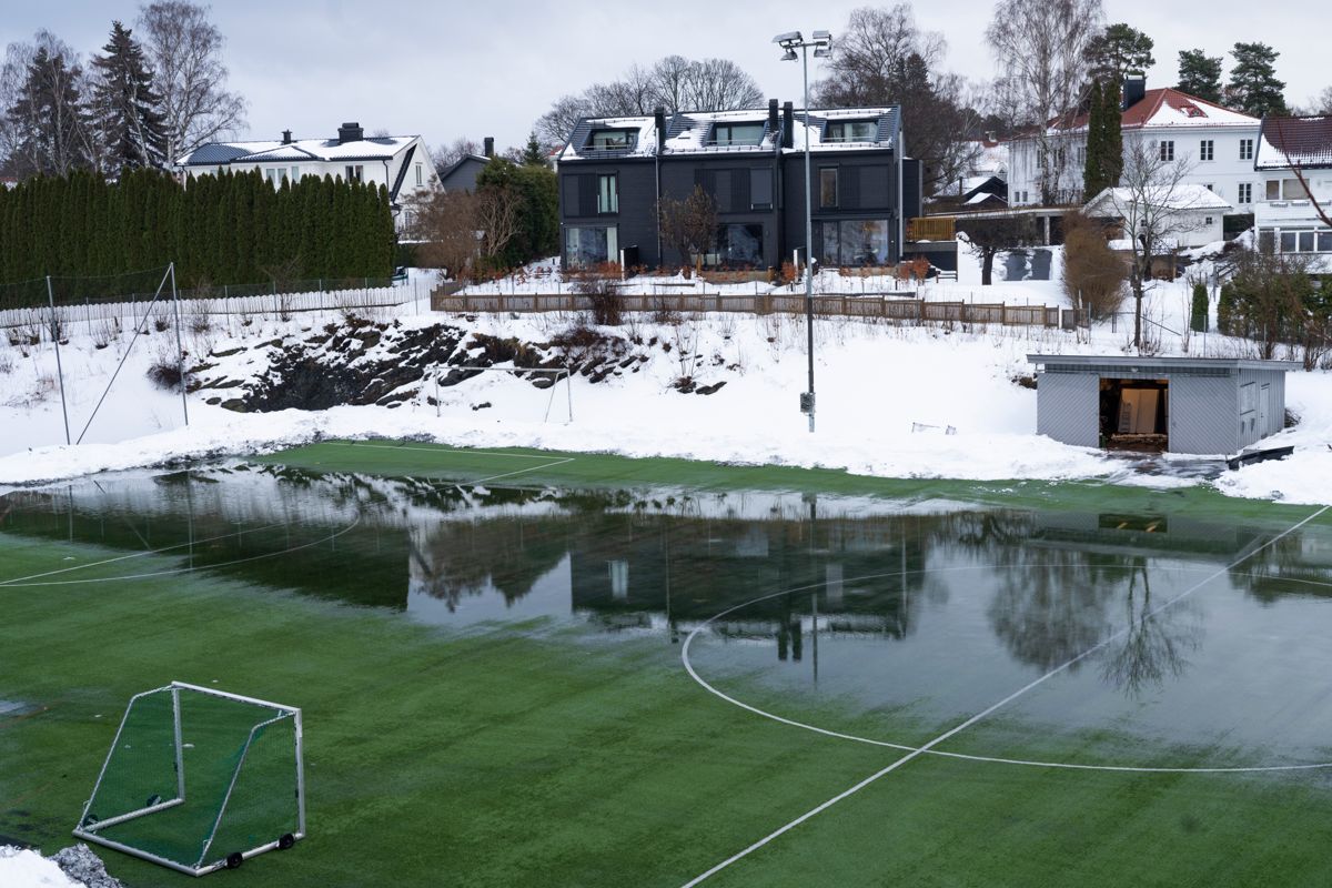 Det er et stort behov for nye fotballbaner i Oslo, men det blir ikke satt av penger til det i 2024-budsjettet. Her er kunstgressbanen til Huk Fotballklubb på Bygdøy i Oslo. Foto: Erik Flaaris Johansen / NTB