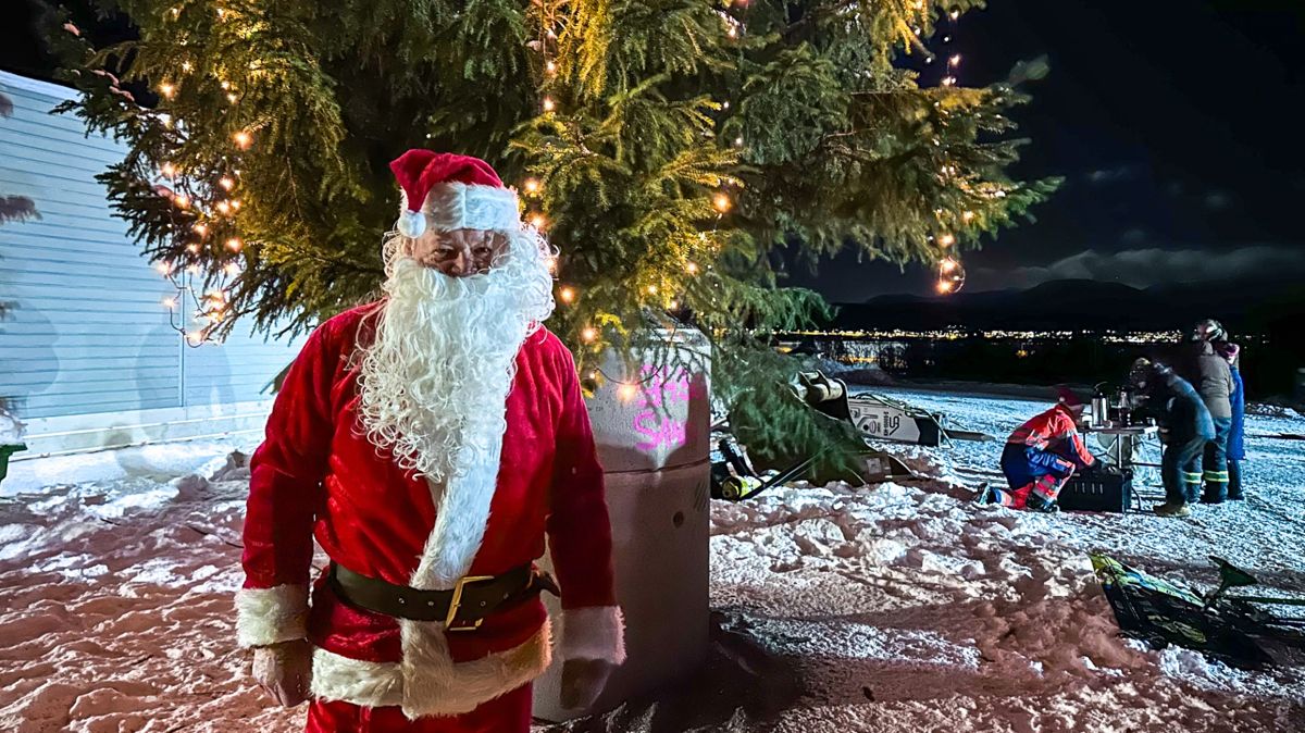 Prosjektdirektør Are Eliassen stilte opp som julenisse til naboenes glede. Foto: Skanska