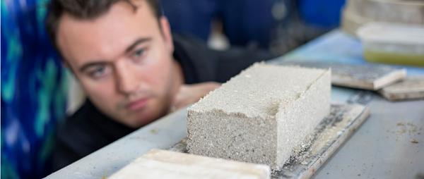 Medgründer og teknisk sjef i Seratech, Barney Shanks, inspiserer en av selskapets karbonnøytrale murstein. Foto: Seratech