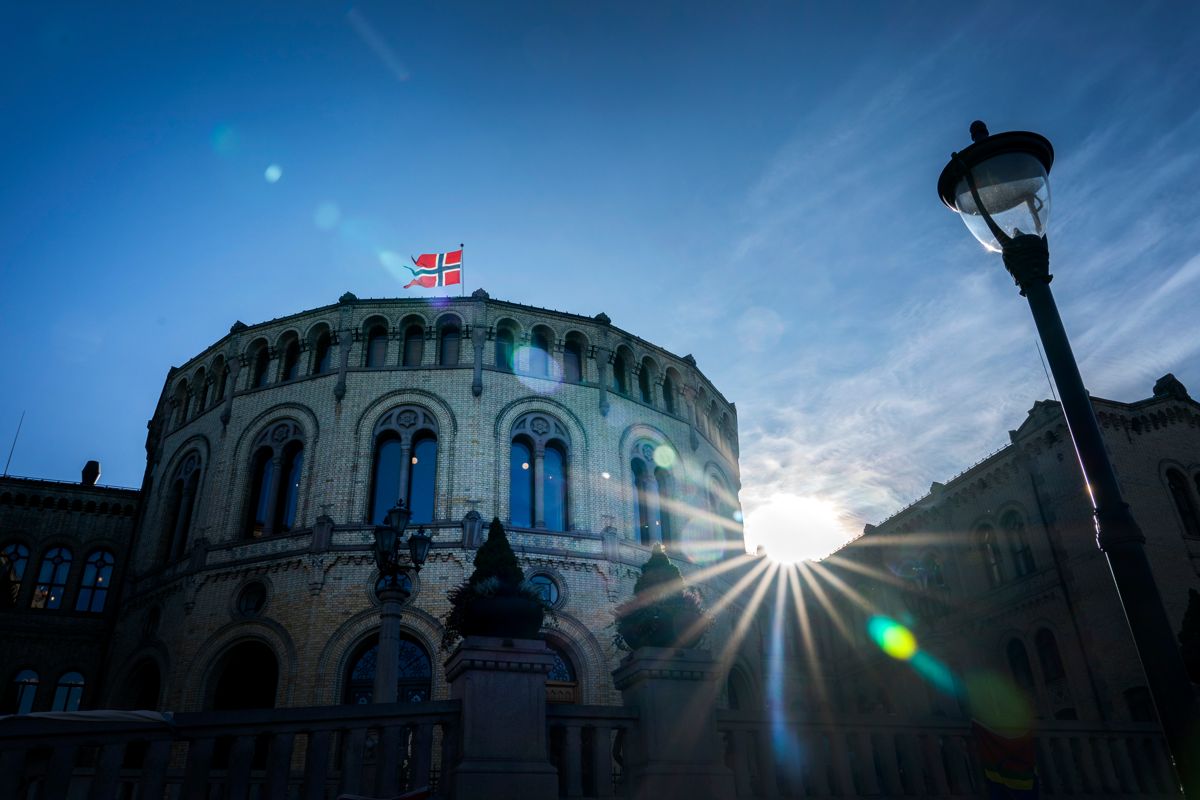 Stortinget med det norske flagg og i motlys. Foto: Gorm Kallestad / NTB