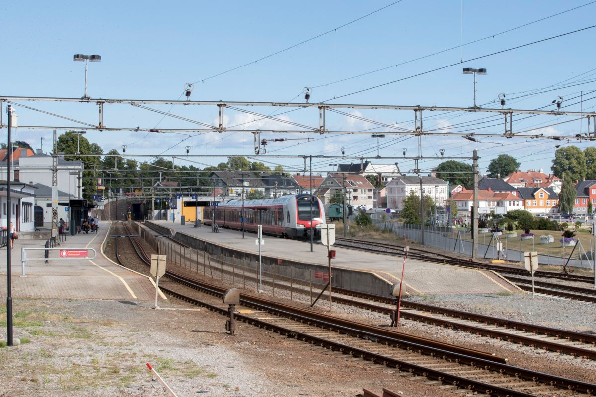 Det er stans i togene mellom Larvik og Porsgrunn på Vestfoldbanen. Frp lurer på om det er en ukultur i Bane Nor. Her togstasjonen i Larvik i 2017. Foto: Terje Pedersen / NTB