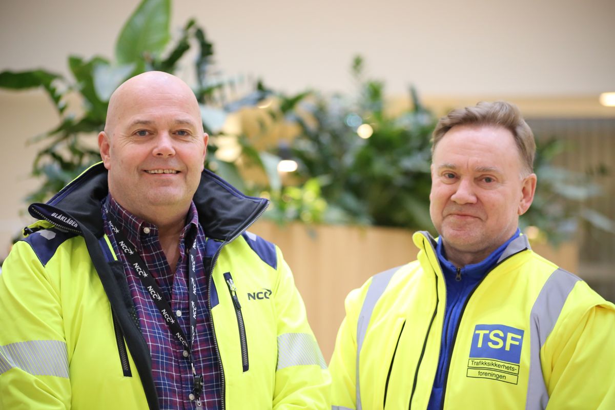 André Waage, head of department asfalt i NCC Industry og Geirr Tangstad-Holdal (t.h.), daglig leder i TSF ser fram til et godt samarbeid for sikkert veiarbeid. Foto: TSF