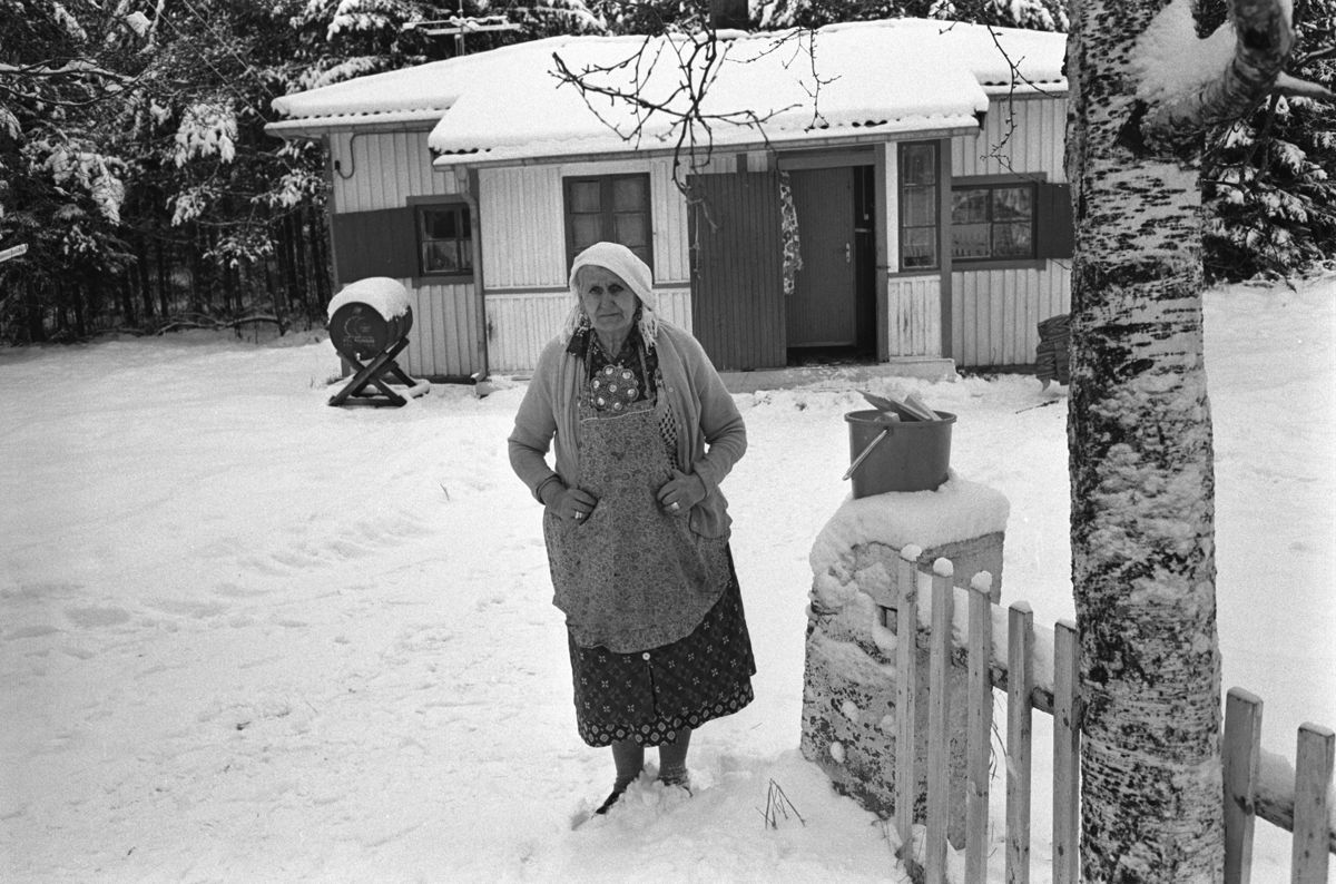 Her er Jenny Emilie Pettersen, også kalt Tater-Milla, fotografert utenfor huset som nå fredes. Bildet er tatt i 1973. Foto: Ivar Aaserud / Aktuell / NTB