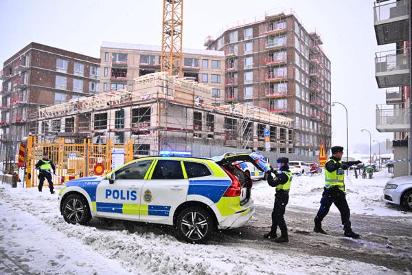 Politiet har startet innledende etterforskning av mulige regelbrudd etter at en byggheis falt ned i Sundbyberg. Foto: Claudio Bresciani / TT / NTB