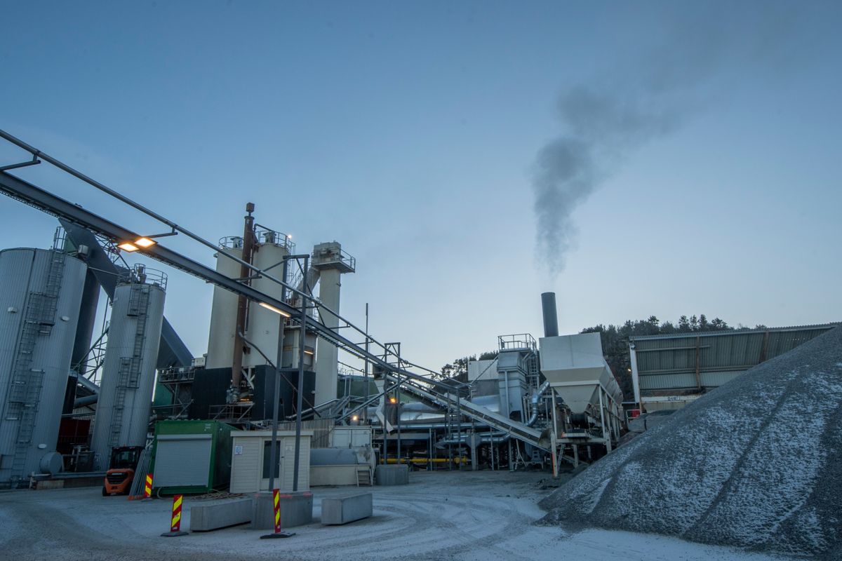 Veidekkes asfaltfabrikk i Kristiansund produserte i fjor høst 3.000 tonn asfalt med hydrogen som energikilde. Nå har asfaltleverandøren inngått avtale med Norwegian Hydrogen.