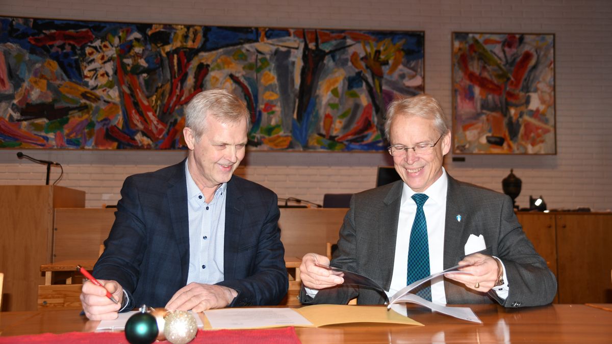 Prosjektsjef i Skanska Norge Bygg, Olav Arner Orthe (t.v) og Kyrre Jordbakke, rådmann i Lindesnes kommune signerte kontrakten. Foto: Skanska.