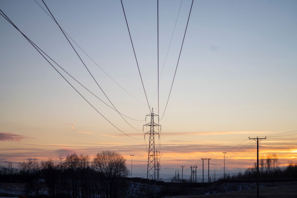 Strømprisene synker i Sør-Norge, men strømregningen er på samme nivå som i fjor. Foreløpig kan folk bare merke seg at strømstøtten minker. Foto: Marius Helge Larsen / NTB