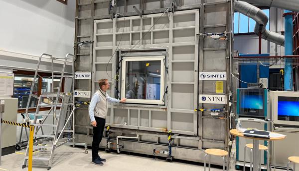 Forskningsleder Lars Gullbrekken viser hvordan vindusprøving foregår i testkammeret hos SINTEF og NTNU i Trondheim. Foto: Kathrine Nitter/SINTEF