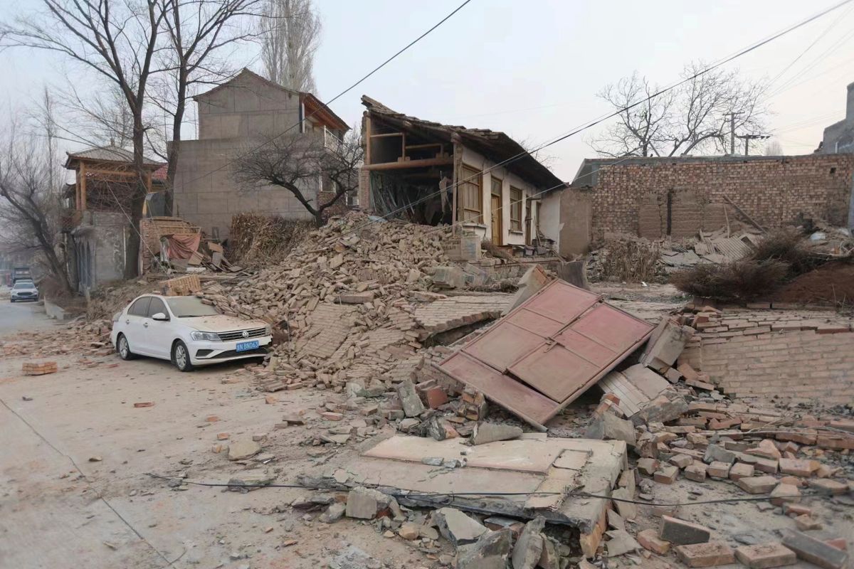 Store deler av bygningsmassen er rammet. Her fra Dahejia i Gansu. Foto: Chinatopix via AP / NTB