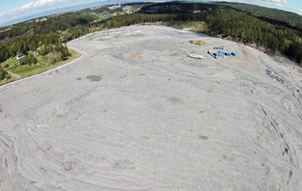 Slik så det ut på Åsland i 2021 da TBM-masser var lagt ut på området som var anleggsplass under drivingen av Follobane-tunnelen. Det er lagt ut tre millioner kubikkmeter med tunnelboremasser fra Follobanen og massene har vist seg å være forurenset. Foto: Bane Nor