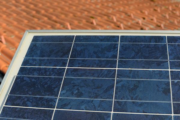 Skatteetaten mener at private husholdninger med solcellepaneler på taket må skattes som næringsdrivende hvis de får overskuddsstrømm som selges tilbake til kraftnettet. Det vekker reaksjoner både hos NHO, politikere og solcellebransjen. Foto: Frank May / NTB