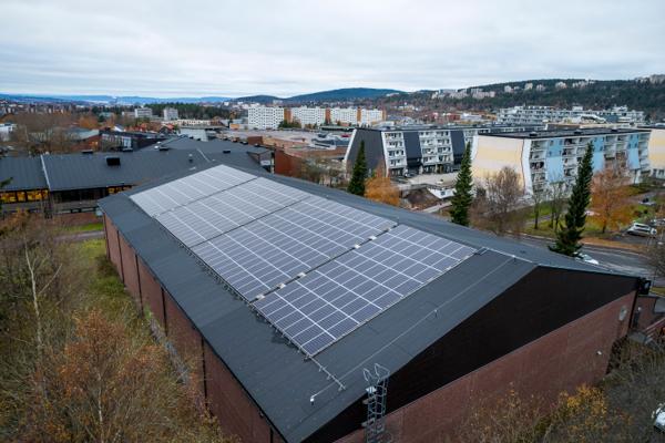 Denne bygningen på Stovner i Oslo har solceller på taket.  Foto: Gorm Kallestad / NTB