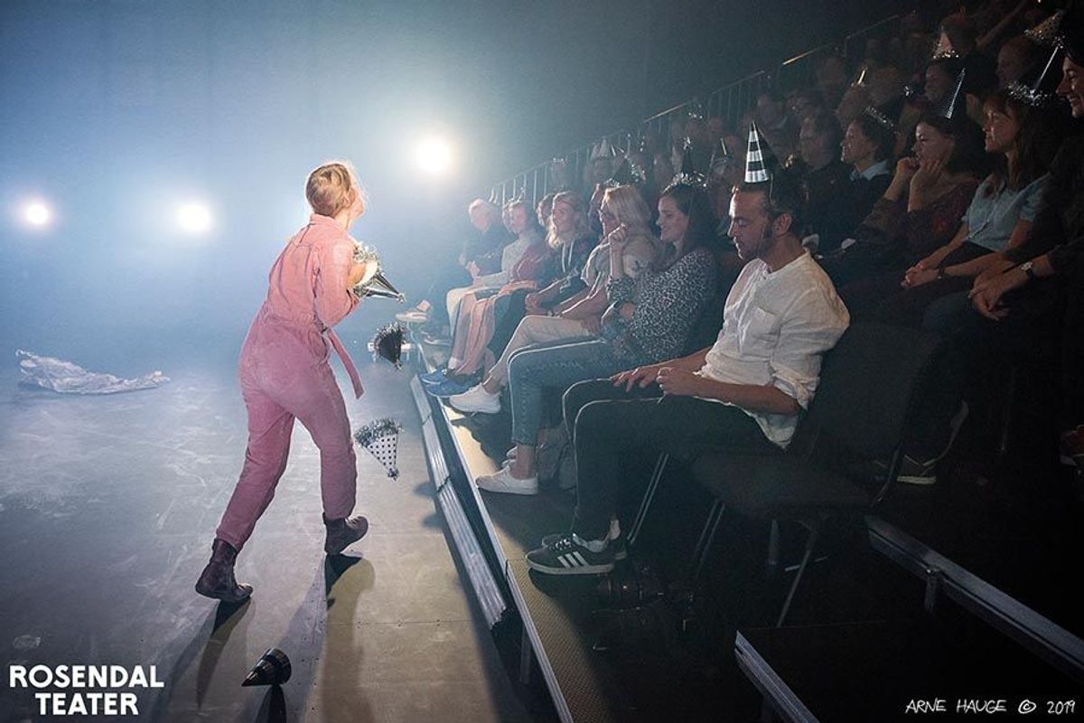Det blir god og tett kontakt mellom scene og publikum. Foto: Arne Hauge.