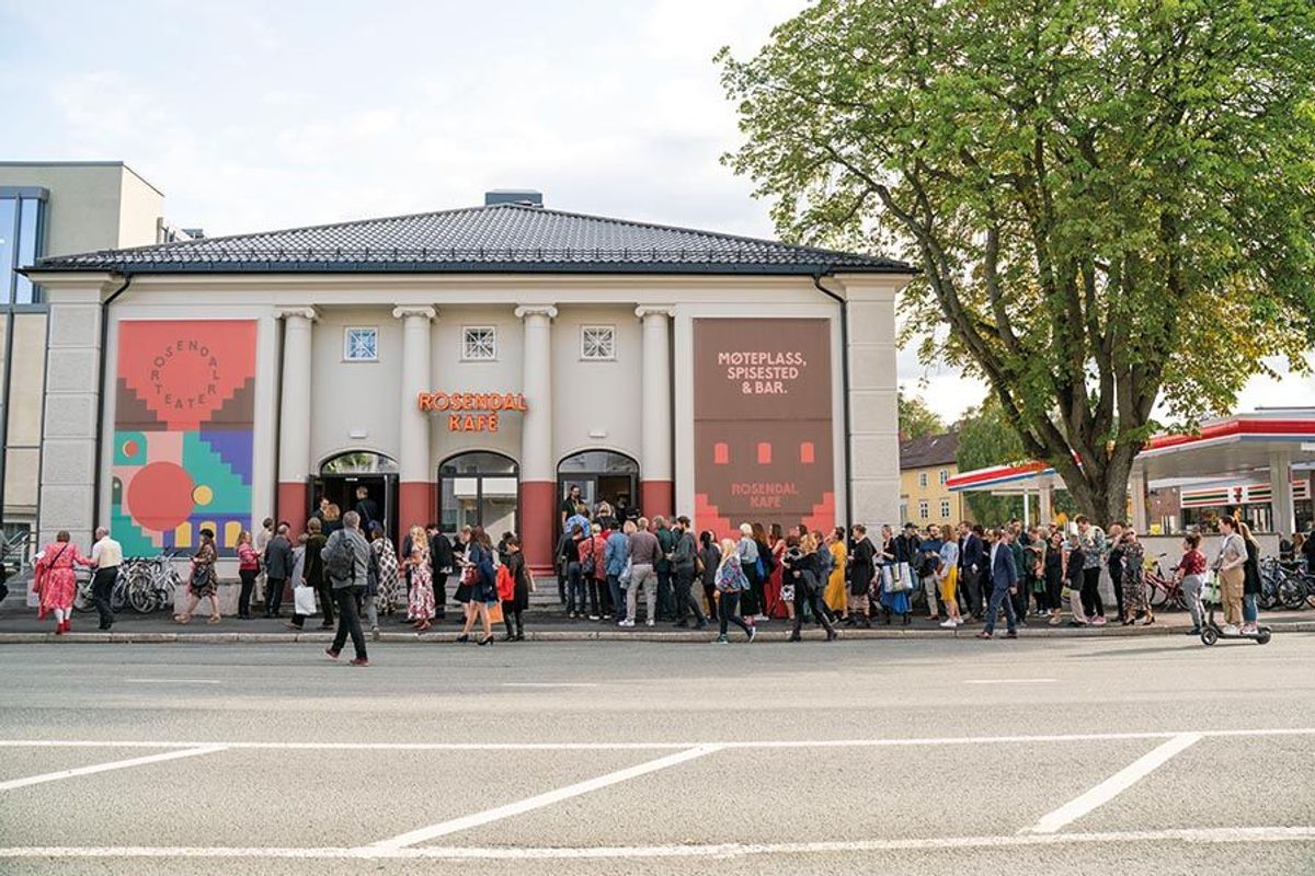 Mange ville se det nye teaterhuset da dørene ble åpnet for publikum. Foto: Rosendal Teater.