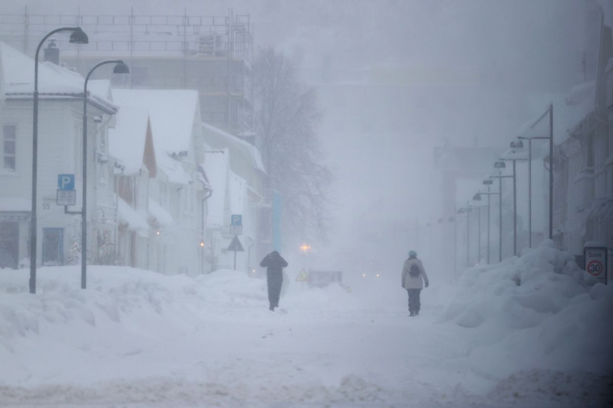 Snøværet fortsetter på Sørlandet, som her i Kristiansand, der folk oppfordres til å ha hjemmekontor. Foto: Tor Erik Schrøder / NTB