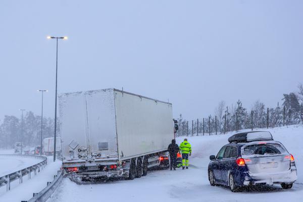 Mye snø har kommet på Sørlandet. På E18 ved Gaupemyr i Lillesand har det vært trafikktrøbbel med trailere i østgående felt. Foto: Tor Erik Schrøder / NTB