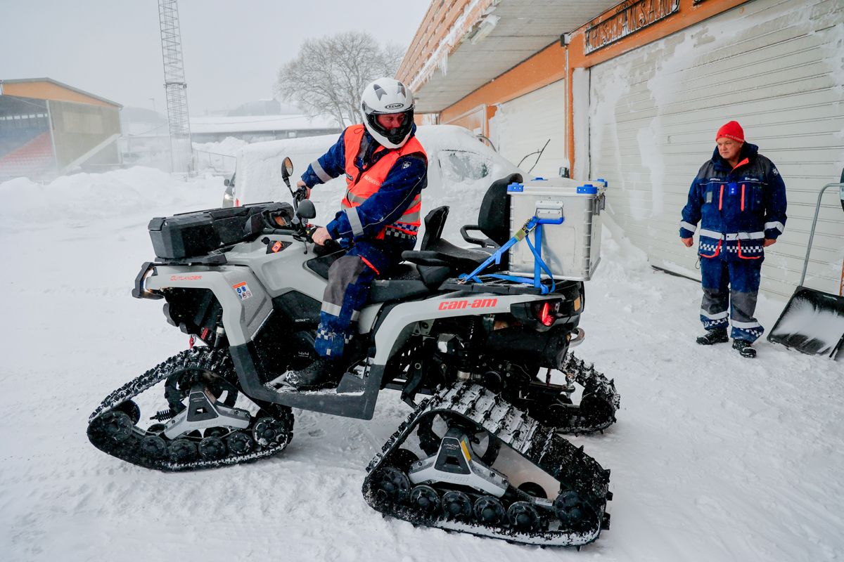 Sivilforsvaret i Kristiansand bistår i snøkaoset med ATV med belter. Foto: Tor Erik Schrøder / NTB