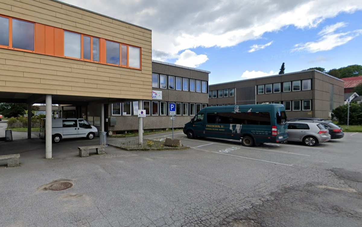Fasadeplatene på Frederik II videregående skole, avdeling Christiandslund, må sikres ytterligere. Foto: Google street view