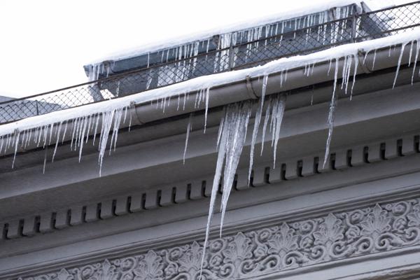 Kulde på dagtid og frost om natta øker faren for fallende istapper og snøras fra tak. Det kan ende med stygge ulykker. Foto: Erik Flaaris Johansen / NTB