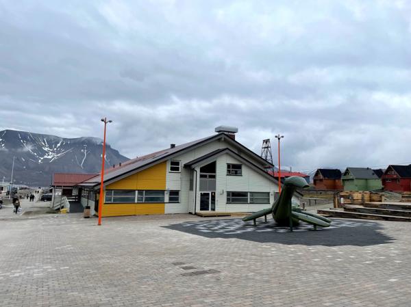Longyearbyen er i omstilling, og rehabiliteringen av Statens hus på Svalbard ble startet med bakgrunn i et behov for å legge til rette for nye statlige arbeidsplasser, ifølge Statsbygg.