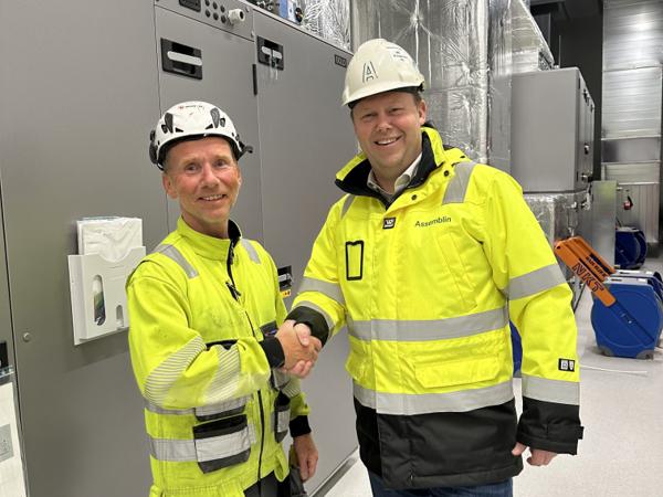 Bjørnar Skaugen (t.v.) og Stein Arne Sværen innledet 2024 med å signere avtale om salg av Skaugen Blikk og Ventilasjon AS til Assemblin ventilasjon AS. Foto: Assemblin
