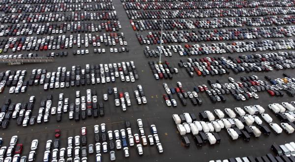 Nye biler står klare for utskiping ved et anlegg i Duisburg i Tyskland. Ferske tallviser at tysk industriproduksjon fortsatt er synkende. Foto: Michael Sohn / AP / NTB