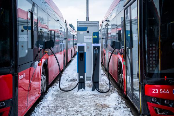 Ting tar tid. Lave temperaturer skaper utfordringer for elektriske busser. Her står busser til lading på Strømsveien ved Alnabru. Foto: Rodrigo Freitas / NTB